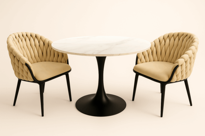 Ensemble Élégance Tressée – Table ronde marbre & 2 fauteuils Deux fauteuils tressés beige autour d’une table ronde à plateau marbre blanc.
