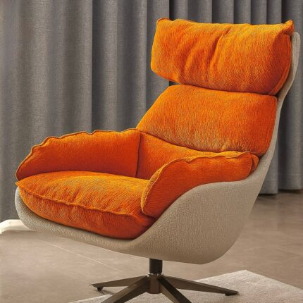 Fauteuil enveloppant pivotant en tissu moelleux couleur terracotta.